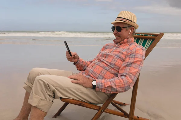 Boční Pohled Aktivní Senior Muž Poslech Hudby Mobilním Telefonu Při — Stock fotografie