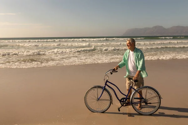 Vue Face Homme Âgé Actif Debout Avec Vélo Sur Plage — Photo