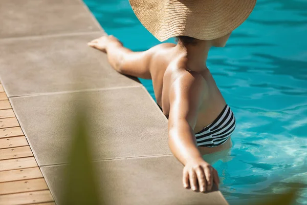 Vista Lateral Joven Mestiza Con Sombrero Apoyado Borde Piscina Patio — Foto de Stock