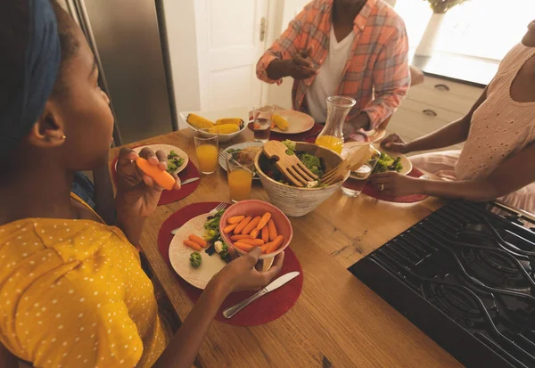 Oldalnézet Afrikai Amerikai Család Élelmiszer Étkező Asztal Kényelmes Otthon — Stock Fotó