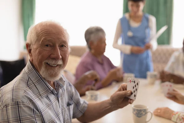 Čelní Pohled Starší Muž Hracích Karet Videopůjčovna Lékařka Pozadí Obývacím — Stock fotografie