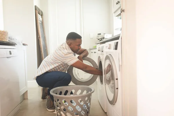 Zijaanzicht Van Afro Amerikaanse Man Kleren Wassen Wasmachine Thuis — Stockfoto