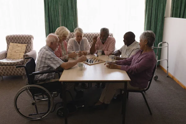 Grup Üst Düzey Insan Evde Oturma Odasında Masada Satranç Oynamayı — Stok fotoğraf