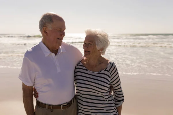 Vista Frontal Feliz Pareja Ancianos Con Los Brazos Alrededor Mirándose —  Fotos de Stock