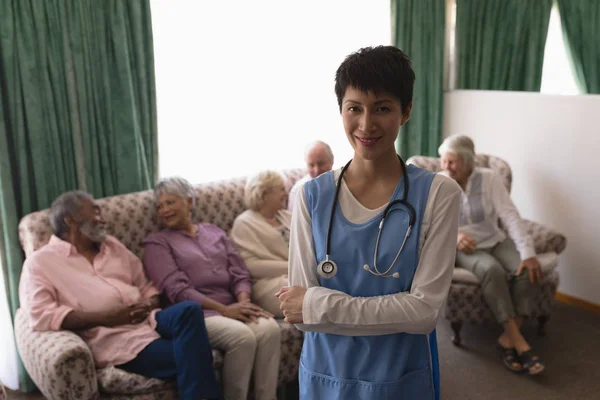 Vista Frontal Doctora Pie Con Los Brazos Cruzados Con Persona — Foto de Stock