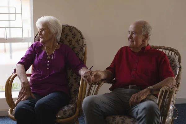 Vorderansicht Eines Glücklichen Senioren Paares Das Händchen Hält Und Wegschaut — Stockfoto