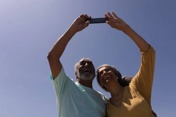 Vista Basso Angolo Anziani Che Scattano Selfie Con Telefono Cellulare — Foto Stock