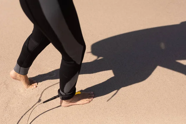 Seniorin Läuft Mit Surfbrettleine Bein Sand Strand — Stockfoto