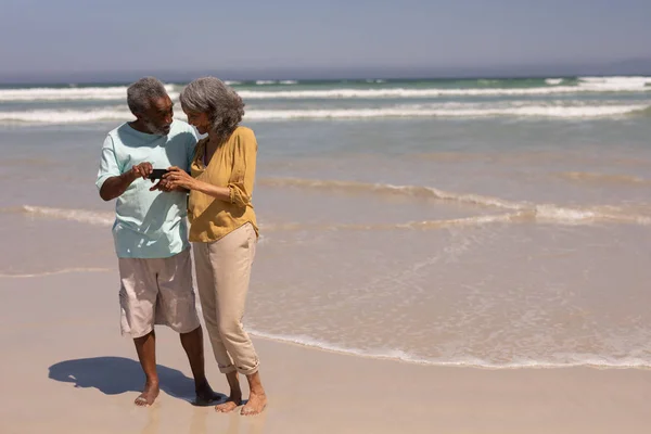 Vorderansicht Eines Glücklichen Senioren Paares Das Fotos Auf Dem Handy — Stockfoto