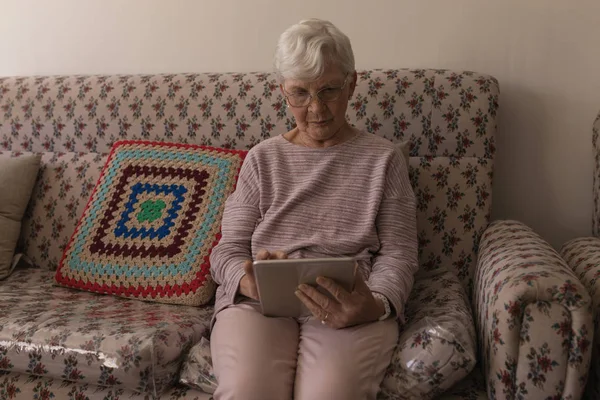 Вид Спереди Пожилой Женщины Сосредоточенный Использующий Цифровой Планшет Диване Дома — стоковое фото