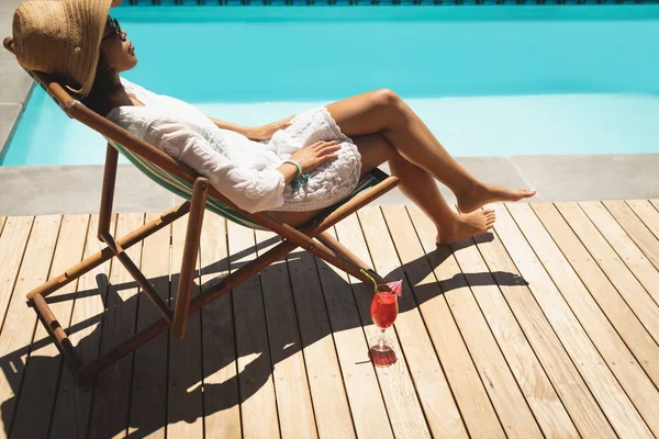 Vista Lateral Joven Afroamericana Con Sombrero Gafas Sol Relajándose Tumbona — Foto de Stock