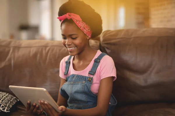 Vista Frontal Menina Afro Americana Bonita Sentada Sofá Usando Tablet — Fotografia de Stock