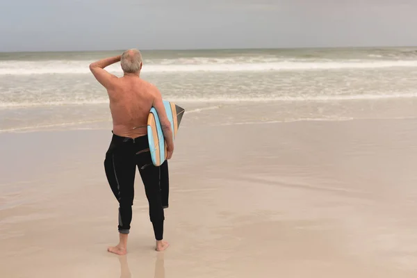 Rear View Senior Man Standing Surfboard Looking Horizon Beach — Stock Photo, Image