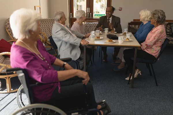 Disabilita Donna Anziana Con Gruppo Felice Amici Anziani Che Divertono — Foto Stock