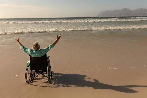 Vista Trasera Del Anciano Discapacitado Con Los Brazos Extendidos Playa — Foto de Stock