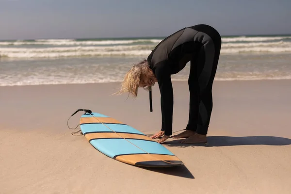 Zijaanzicht Van Actieve Senior Vrouwelijke Surfer Met Surfplank Uitoefenen Het — Stockfoto