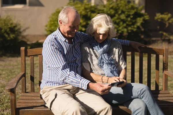 Framifrån Aktiv Senior Kaukasiska Par Med Hjälp Mobiltelefon Parken — Stockfoto