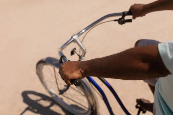 Milieu Section Homme Âgé Vélo Sur Plage Soleil — Photo