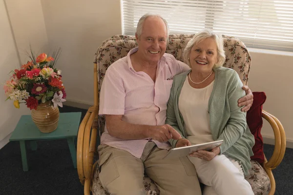 Front View Senior Couple Using Digital Tablet Looking Camera Living — Stock Photo, Image