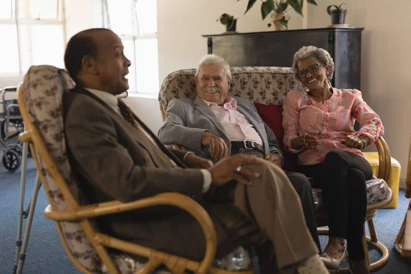 Grupa Przyjaciół Happy Senior Śmiejąc Się Interakcji Innymi Domu Opieki — Zdjęcie stockowe