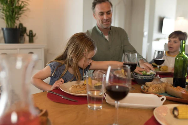 Vista Lateral Pai Com Seus Filhos Tendo Refeição Mesa Jantar — Fotografia de Stock