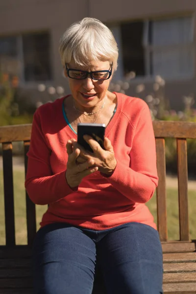 Front View Active Senior Caucasian Woman Using Mobile Phone Park — Stock Photo, Image