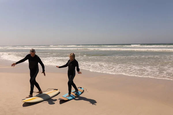 Zijaanzicht Van Actieve Senior Surfer Paar Wandelen Surfplank Strand — Stockfoto