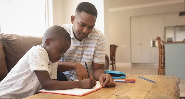 Vista Laterale Del Padre Afroamericano Che Aiuta Suo Figlio Con — Foto Stock