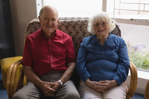 幸福的老夫妇的正面看法与手紧握看相机在养老院 — 图库照片