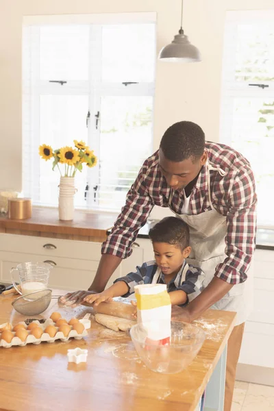 Vista Frontal Padre Hijo Afroamericanos Desplegando Masa Galletas Cocina Casa —  Fotos de Stock