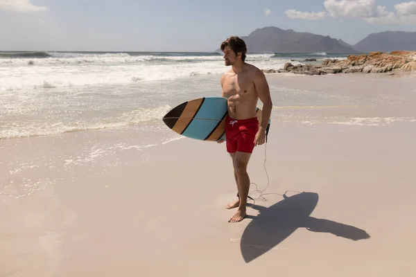 Frontansicht Eines Hemdlosen Jungen Männlichen Surfers Mit Surfbrett Der Strand — Stockfoto