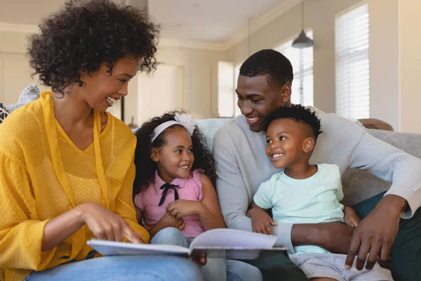 Vorderansicht Glücklicher Afrikanisch Amerikanischer Eltern Mit Ihren Niedlichen Kindern Die — Stockfoto