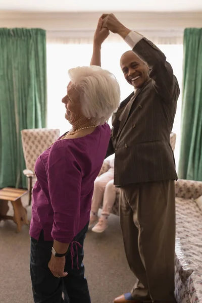 Vista Lateral Feliz Pareja Ancianos Bailando Con Mujer Girando Juntos — Foto de Stock