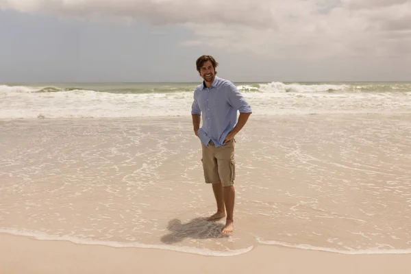 Vista Frontal Hombre Feliz Pie Con Las Manos Cadera Playa —  Fotos de Stock