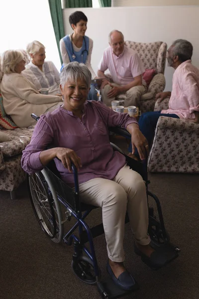 Vista Frontal Mujer Mayor Discapacitada Sonriendo Con Sus Amigos Felices — Foto de Stock