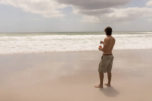 Vue Arrière Jeune Homme Torse Avec Boisson Debout Sur Plage — Photo