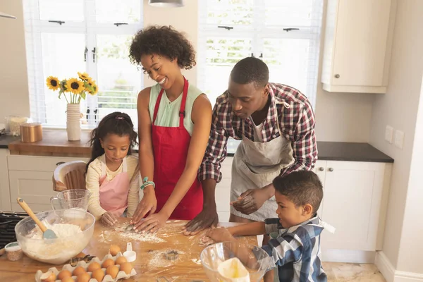 Vista Alto Ângulo Família Afro Americana Assar Biscoitos Cozinha Casa — Fotografia de Stock