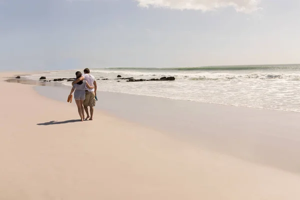 Vista Posteriore Romantica Giovane Coppia Che Cammina Con Calzature Spiaggia — Foto Stock