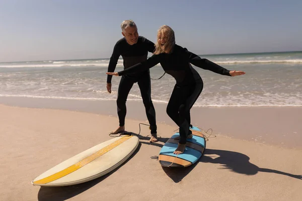 Zijaanzicht Van Actieve Senior Surfer Paar Staande Met Surfboard Het — Stockfoto