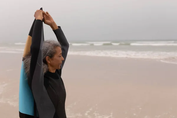 Μερική Άποψη Του Ανώτερος Γυναίκες Surfer Χέρια Πάνω Κρατώντας Σανίδα — Φωτογραφία Αρχείου