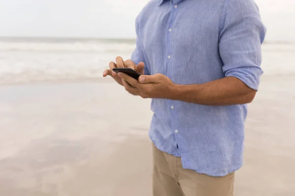 Parte Média Homem Vestido Casualmente Usando Telefone Celular Praia — Fotografia de Stock