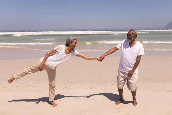 Widok Przodu Szczęśliwa Para Starszy Gospodarstwa Ręce Plaży Promieniach Słońca — Zdjęcie stockowe