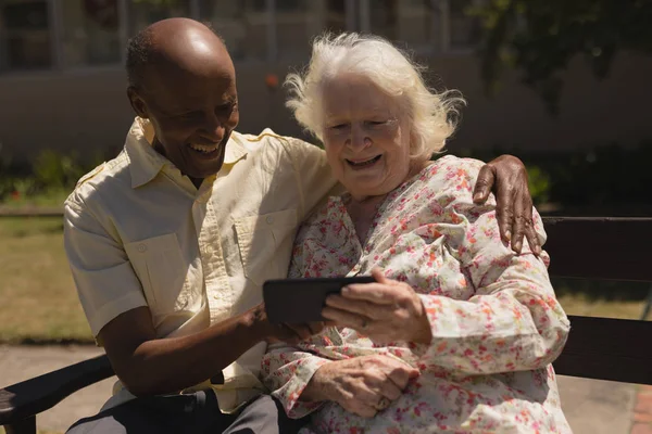 Front View Happy Senior Couple Using Mobile Phone Sitting Bench — Stock Photo, Image