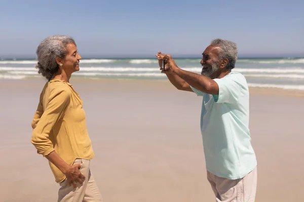 Vue Latérale Homme Âgé Cliquant Sur Photo Femme Avec Téléphone — Photo