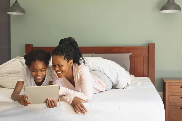 Mutlu Afrika Kökenli Amerikalı Anne Kızı Yatakta Yatarken Evde Yatak — Stok fotoğraf