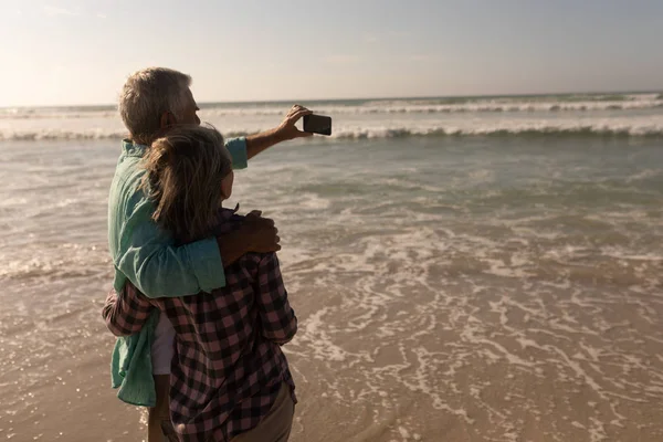 Vista Trasera Pareja Mayor Tomando Selfie Con Teléfono Móvil Playa —  Fotos de Stock