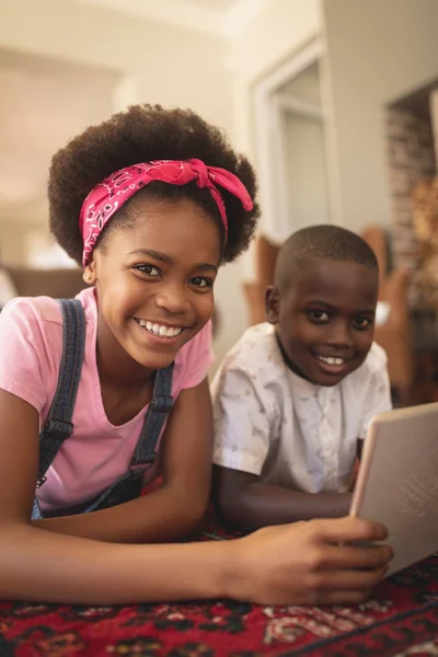 Felice Fratello Afroamericano Sdraiato Sul Pavimento Con Tablet Digitale Guardando — Foto Stock