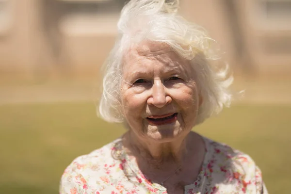 Primo Piano Felice Donna Anziana Guardando Fotocamera Sole Giardino — Foto Stock