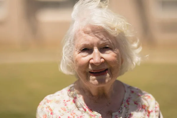 Close Mulher Sênior Feliz Olhando Para Câmera Sol Jardim — Fotografia de Stock