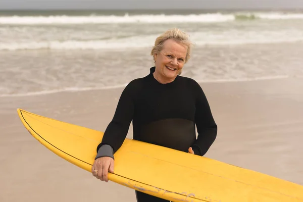 Vista Frontale Una Donna Anziana Attiva Piedi Con Tavola Surf — Foto Stock